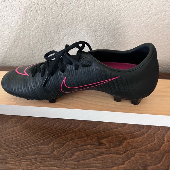 Woman’s Nike Cleats - Picture 6 of 8